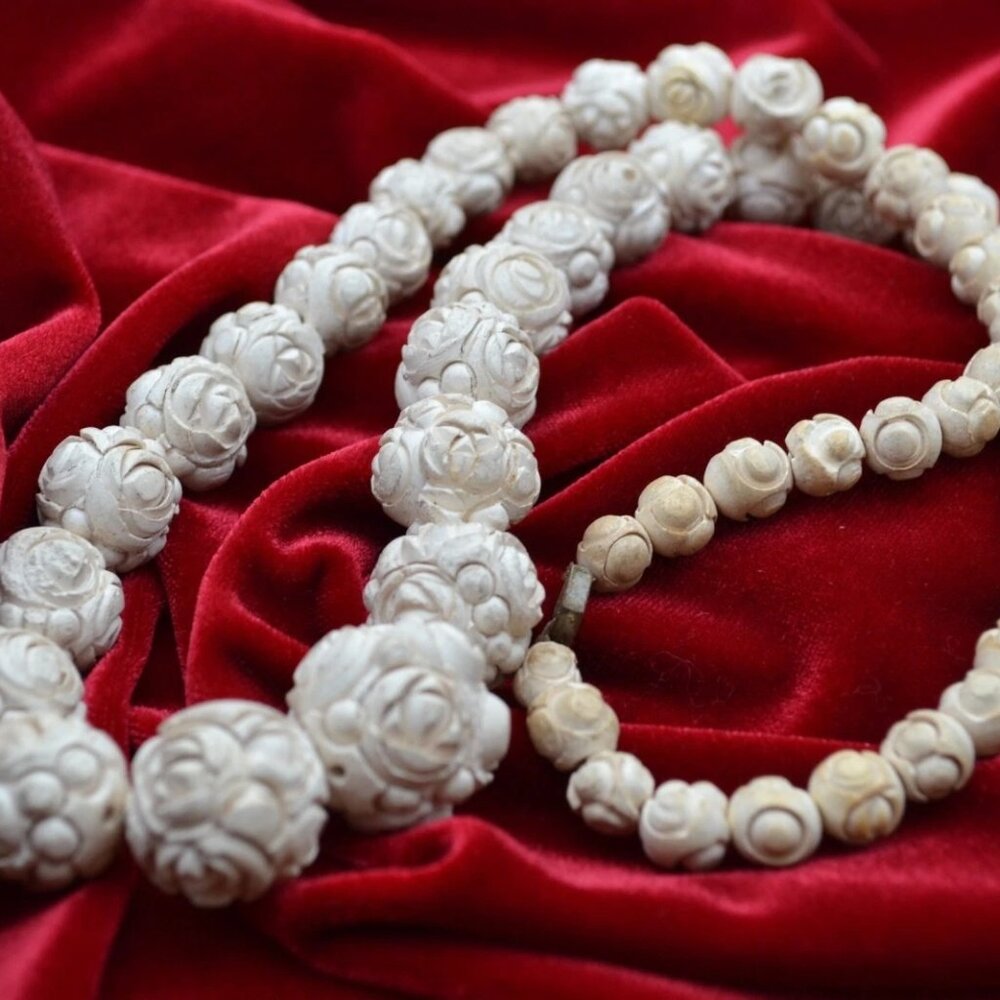 White Graduating Carved Beaded‎ Necklace 70s